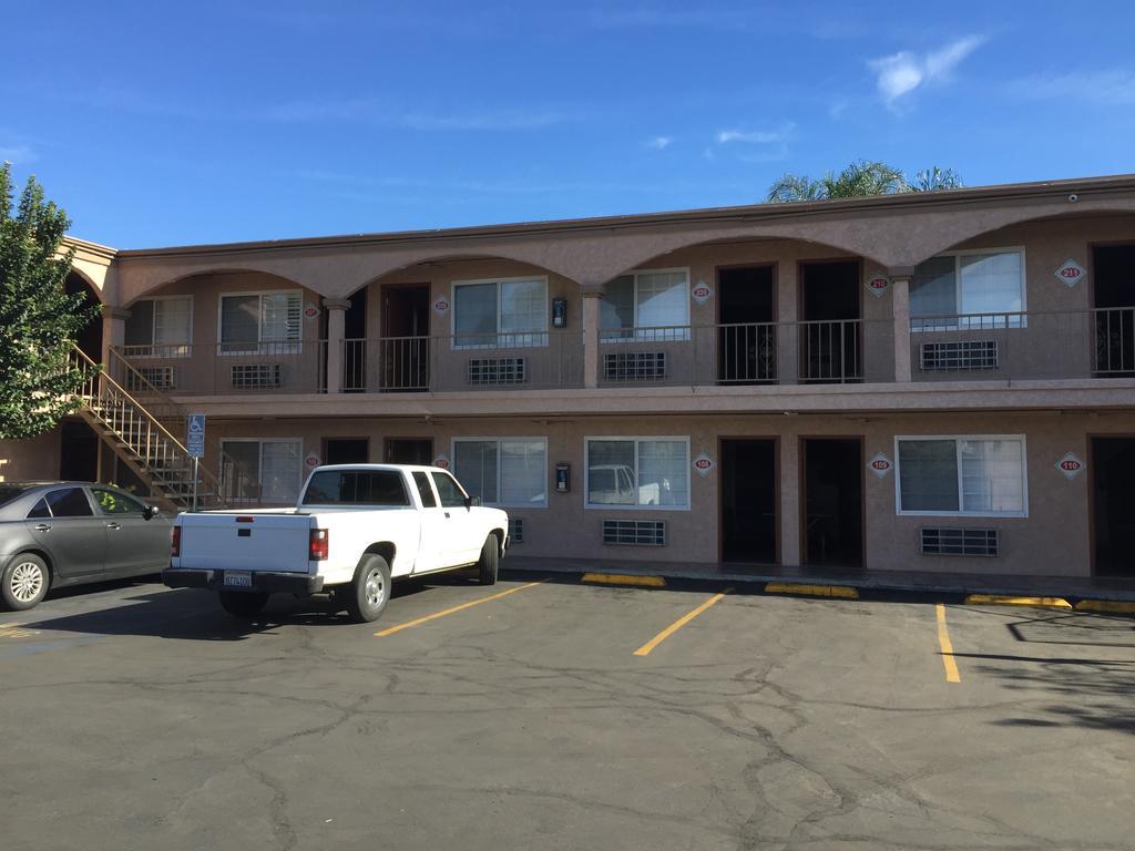 Foxy'S Motor Inn On Florence & Hoover St - Los Angeles — Photos 2